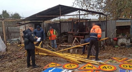 У Новомосковському районі чоловік побудував теплицю з опор дорожніх знаків