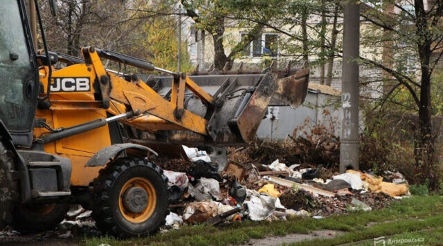 Масштабне прибирання у Дніпрі: комунальники очистили стихійні смітники