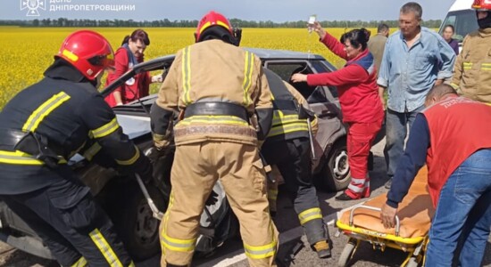 Рятувальники Дніпропетровщини визволили травмованого водія після ДТП у П’ятихатках