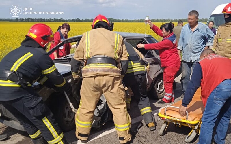 Рятувальники Дніпропетровщини визволили травмованого водія після ДТП у П’ятихатках