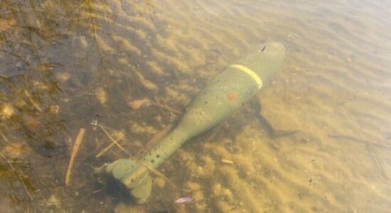 У Дніпрі виявили гранати у воді: вибухотехніки працювали на місці