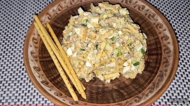 Салат з сардин і соломкою: простий рецепт