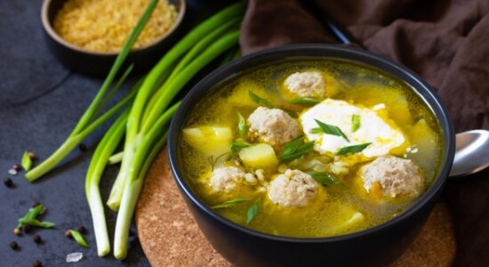 Рецепт супу з курячими фрикадельками: просто і смачно