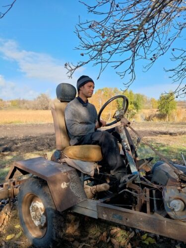 Володимир Бугайов зібрав самохідний трактор із деталей ВАЗу та «Москвича»