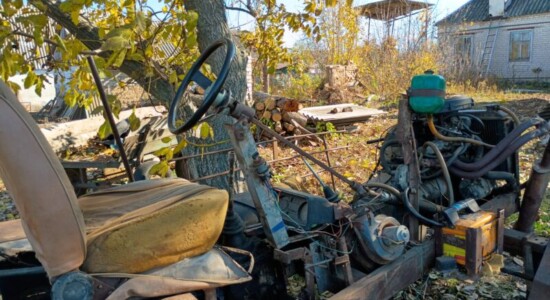 Майстер із Синельниківщини зібрав трактор із запчастин чотирьох автомобілів