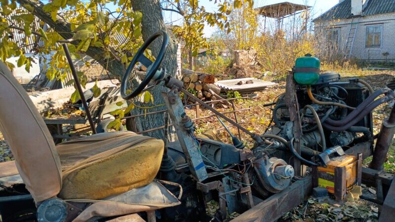 Майстер із Синельниківщини зібрав трактор із запчастин чотирьох автомобілів